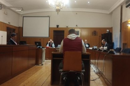 El supuesto explotador de trabajadores del campo, de espaldas, durante su declaraciòn en la segunda y última jornada del juicio celebrado en la Audiencia de Valladolid.