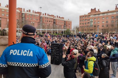 Actividad en la Plaza de la Solidaridad de la Policía Municipal y varios centros escolares por el Día de la Paz