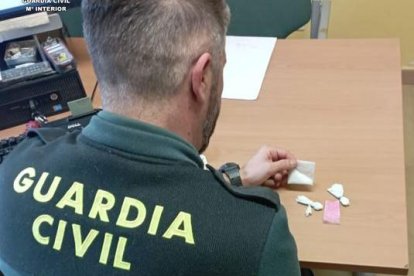 Agente de la Guardia Civil junto a las drogas incautadas en Tordesillas.