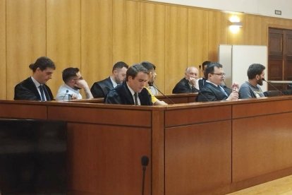 Un momento del juicio en Valladolid, en una imagen de archivo.
El Tribunal Superior de Justicia de Castilla y León ha ratificado la condena de un año y ocho meses de cárcel a Álvaro F.L. y su sobrino Diego como autores de la agresión registrada durante la madrugada del 21 de mayo de 2023 en Pozaldez, durante la celebración de sus fiestas, donde un joven que se encontraba bailando con sus amigas resultó herido al recibir inicialmente del primero un puñetazo en la cara y luego, junto con el otro condenado, patearle tras caer al suelo desplomado semiinconsciente.

POLITICA CASTILLA Y LEÓN ESPAÑA EUROPA VALLADOLID JUSTICIA