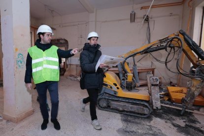 A la izquierda el concejal de Personas Mayores, Familia y Servicios Sociales, Rodrigo Nieto, junto al arquitecto municipal, Alberto Martin.
