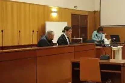 El empresario rumano acusado, en un primer plano, junto a su abogado durante el juicio en la Audiencia de Valladolid.
