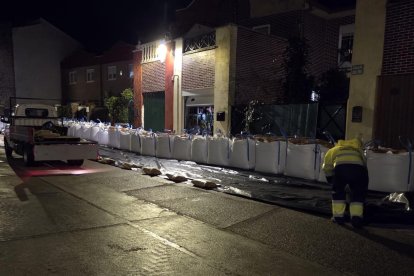 Operarios colocando sacas en Viana (Valladolid)