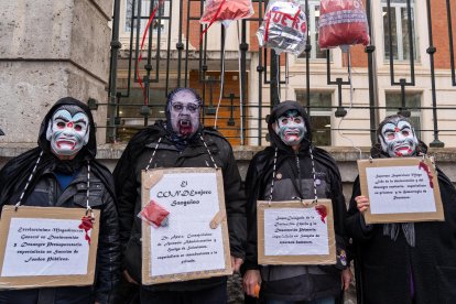 Manifestación para pedir la reapertura del centro de especialidades de Delicias en Valladolid.