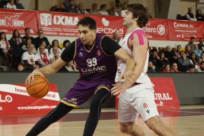 Fares Ochi bota la pelota ante la Cultural.