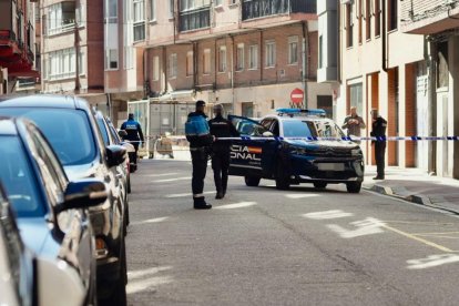 Allegados del joven muerto en las inmediaciones del hospital Clínico de Valladolid