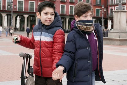 Nicolás y Alejandro tienen diagnosticado síndrome de Dravet.