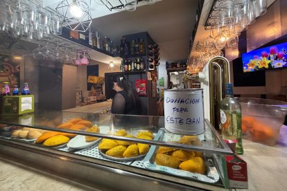 Hucha para recaudar fondos para Juan Esteban en la barra del bar Nebulosa de La Rondilla.