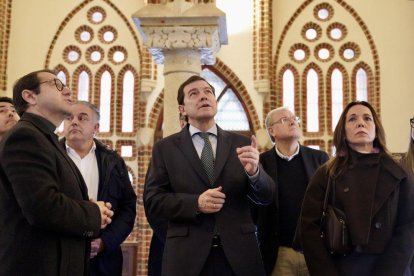 Alfonso Fernández Mañueco, visita el Palacio de Gaudí de Astorga