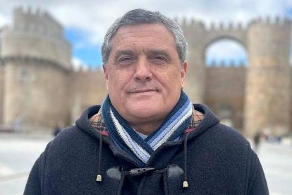 El candidato de Por Ávila, Pedro Pascual, en la Plaza de Santa Teresa de la capital abulense.