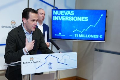 El presidente de la Diputación de Valladolid, Conrado Íscar, acompañado por el delegado del Área de Hacienda, Personal y Régimen Interno, Víctor David Alonso , en la presentación de la liquidación de presupuestos