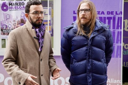 El candidato de Podemos-Alianza Verde, Miguel Ángel Llamas, y el secretario de Organización y portavoz de Podemos, Pablo Fernández.