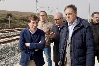 El alcalde de Madrid, José Luis Martínez Almeida, y el presidente del PP de Salamanca, Carlos García Carbayo.