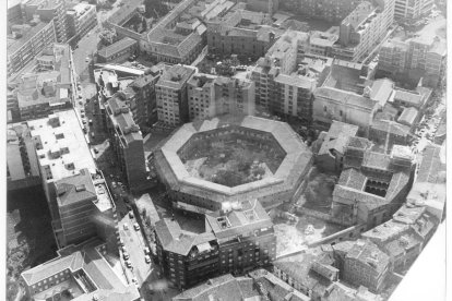 En el centro de la imagen se distingue el Viejo Coso, con la calle San Quirce al fondo en 1982