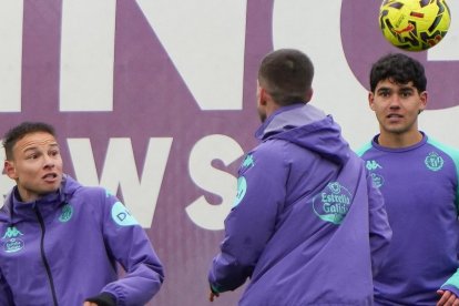 Lachuer y Maroto, de frente, durante el entrenamiento vespertino del lunes.