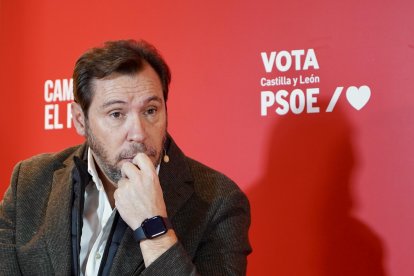 Óscar Puente, durante un desayuno informativo junto a Carlos Martínez en Soria.