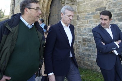 El presidente del PP de Galicia, Alfonso Rueda (C), durante su visita a la iglesia de Santiago de Villafranca del Bierzo (León).