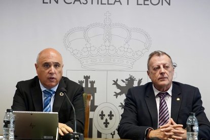 El delegado territorial de Aemet en Castilla y León, Manuel Mora, acompañado del subdelegado del Gobierno en Valladolid, Jacinto Canales