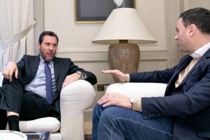 Óscar Puente recibe al secretario general del PSOE de León, Javier Alfonso Cendón, en su primer encuentro como ministro en una foto de archivo.