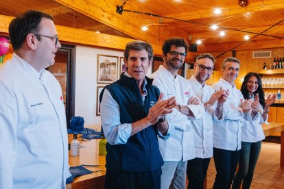 Manuel Costiña, Manu Franco, Miguel Ángel de la Cruz, José Carlos García, Carolina Ferreira junto a Javier Moro (presidente de Bodegas Emilio Moro.