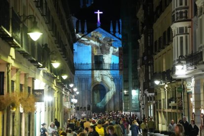 Iluminación de las fachadas de la Plaza mayor y de la Vera Cruz con motivos de la semana Santa.