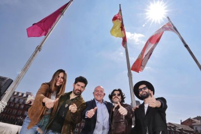 El grupo Siloé pregonará las Fiestas de la Virgen de San Lorenzo 2026 de Valladolid. En la imagen con el alcalde Jesús Julio Carnero y la concejala de de Turismo, Eventos y Marca, Blanca Jiménez.