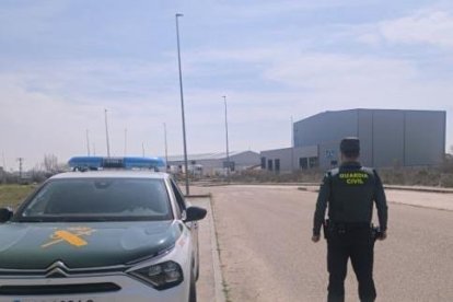 Un coche y un agente de la Guardia Civil de Valladolid.