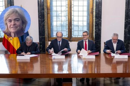 Luis Argüello, Ángel Gabilondo, Félix Bolaños y  Alberto Ortega firman el acuerdo entre la Iglesia y el Gobierno. En la foto pequeña, Paula Alonso-Pimentel