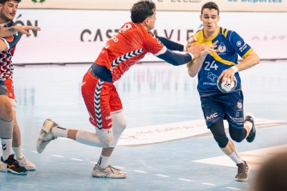 Jorge Serrano en una acción de un partido de la presente temporada.