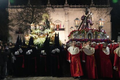 Momento del Encuentro de la Virgen de Angustias y el Cristo Camino el Calvario delante del Palacio de Santa Cruz.