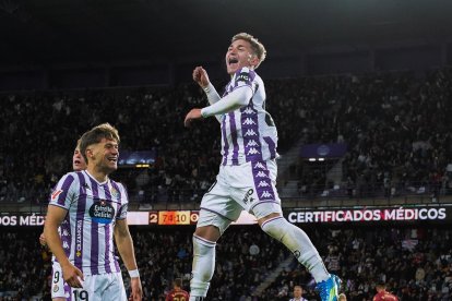Chuki celebra su segundo tanto ante un sonriente Sanseviero, autor de la asistencia.
