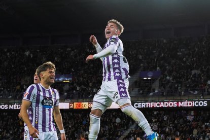 Chuki celebra su segundo tanto ante un sonriente Sanseviero, autor de la asistencia.
