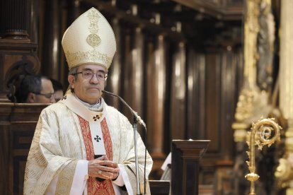 El arzobispo de Valladolid y presidente de la Conferencia Episcopal Luis Argüello oficia la misa crismal del Jueves Santo en la catedral.