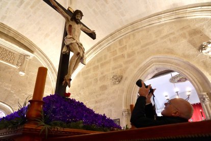 El alcalde de Valladolid hace una fotografía al Cristo de la Luz en Valladolid.