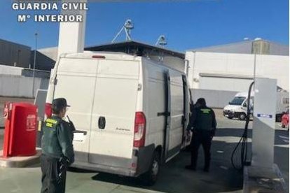 La Guardia Civil durante la actuación de la estafa a la empresa de transportes