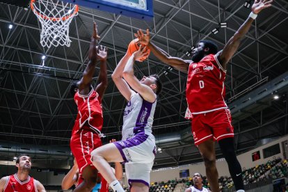 Una acción del UEMC Baloncesto Valladolid en su último partido en Jaén.