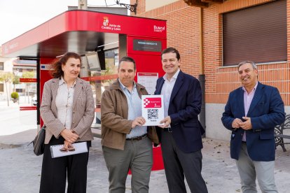 Alfonso Fernández Mañueco, participa en el acto conmemorativo del modelo del transporte de viajeros 'Buscyl' con la entrega de la tarjeta 700.000