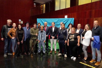 La Asociación Pajarillos Educa y la Fundación Secretariado Gitano celebran el ‘Festival Día del Pueblo Gitano’, que reconoce a Arturo Ferreduela ‘Luchi’, primer empleado calé del Ayuntamiento; al catedrático de Derecho Constitucional y exconsejero de Educación Fernando Rey; el boxeador Salvi Jiménez; y Avelina Pisa, profesora jubilada del CEIP Narciso Alonso Cortés.