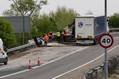 Accidente camión volcado en la salida 12 de la VA30 dirección arroyo.