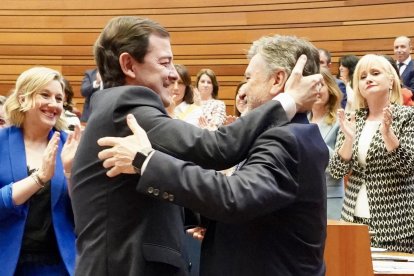 Alfonso Fernández Mañueco abraza a Francisco Vázquez tras ser elegido presidente de las Cortes.