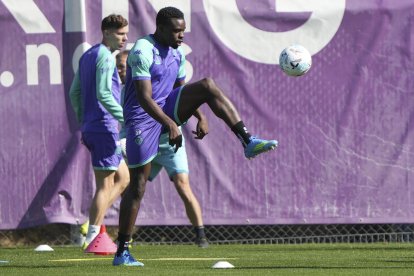 Noah Ohio da un toque de balón en el entrenamiento de miércoles.