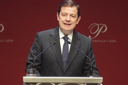 El presidente de la Junta en funciones, Alfonso Fernández Mañueco, clausura la gala de los Premios Castilla y León 2025.