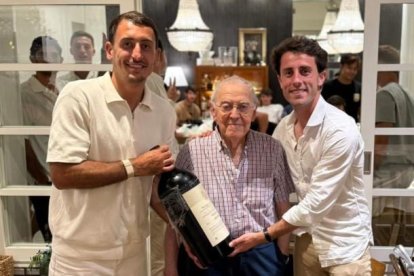 Los jugadores Mikel Oyarzabal y Álvaro Odriozola junto a Txomin Recondo y la botella de Vega Sicilia