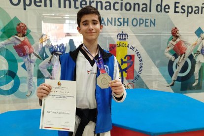 Adrián Araujo, con su medalla de plata.