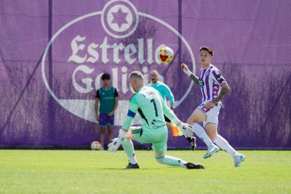 Carvajal pica el balón para marcar el primer gol del Promesas al Langreo, el pasado domingo.