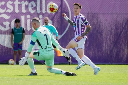 Carvajal pica el balón para marcar el primer gol del Promesas al Langreo, el pasado domingo.