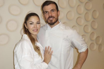 El cocinero abulense Jorge de la Vega junto a Lorena, su pareja,  en el restaurante de arroces y cocina de mercado