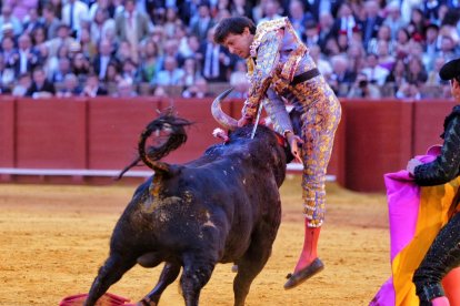 Cogida a Roca Rey en la Plaza de Toros de la Maestranza.