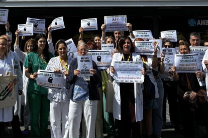 Médicos se concentran en el Clínico en una nueva jornada de huelga del colectivo médico.