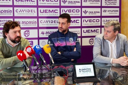 Mario Villa, David Barrio y Lorenzo Alonso Nistal, en la presentación del acuerdo de colaboración entre Club y Cavidel.